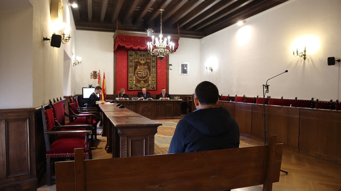 El condenado sentado en el banquillo durante la vista
