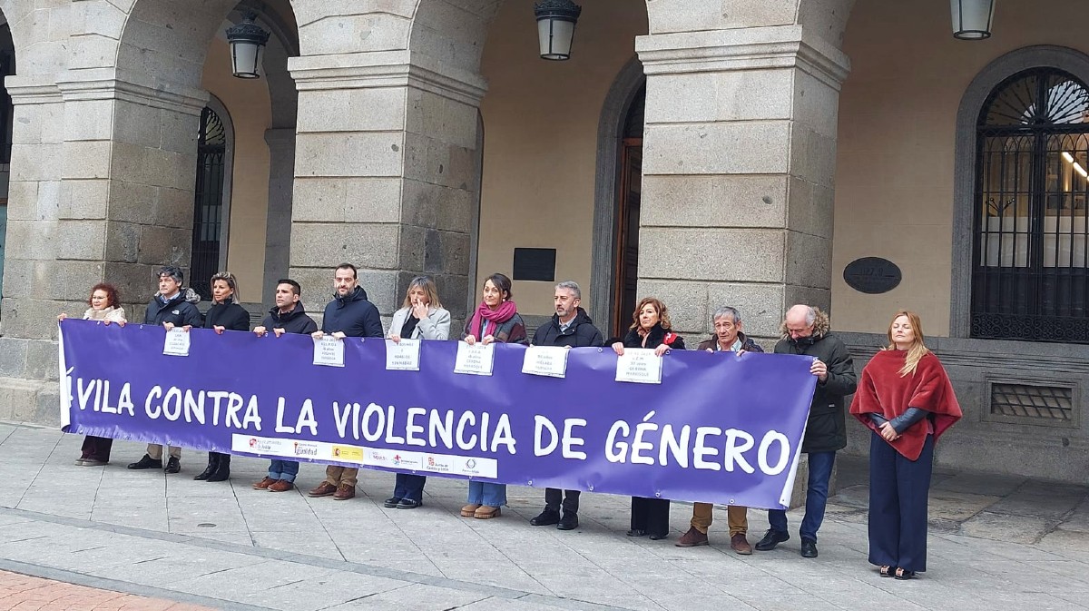 Concentración contra la violencia  de género, con la concejal de Vox a la derecha.