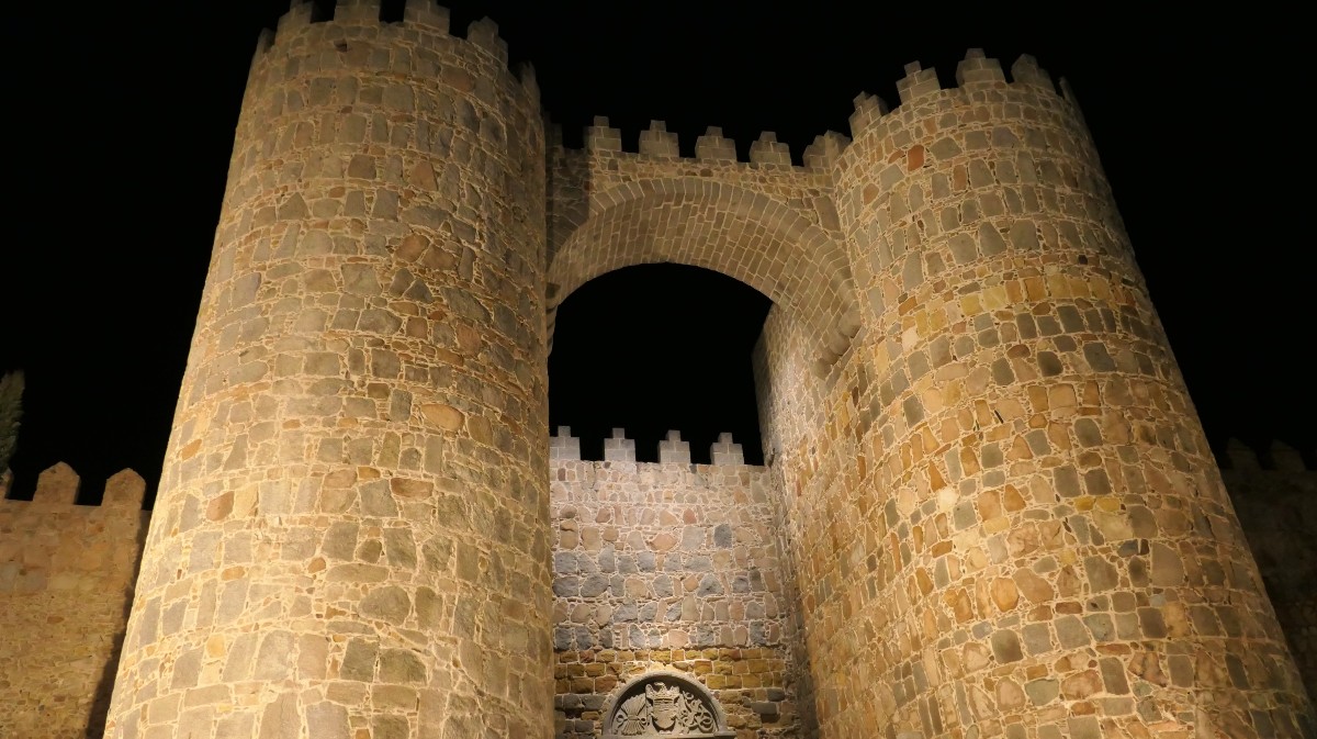 Nueva iluminación de la muralla de Ávila.