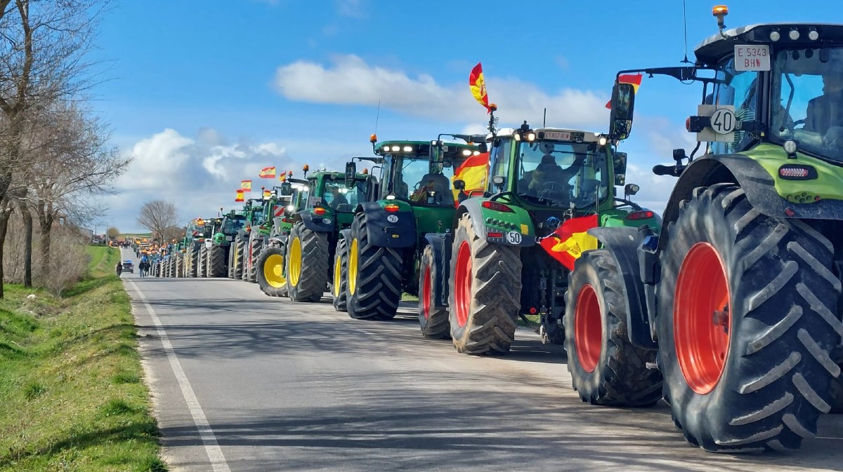 Concentración de tractores Palagüinos en Palacios de Goda.