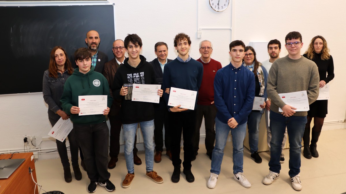 Premiados en la Olimpiada de Física en su fase local, con el alumno del Santayana (segundo izquierda).