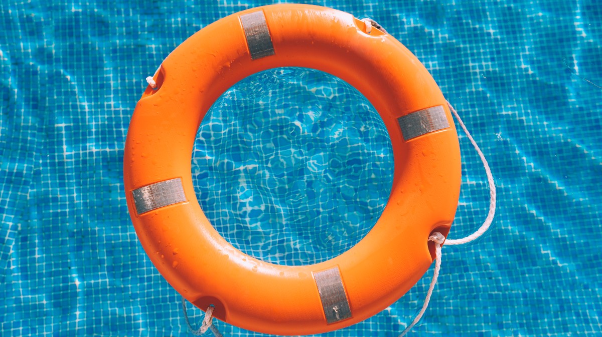 Flotador en una piscina.