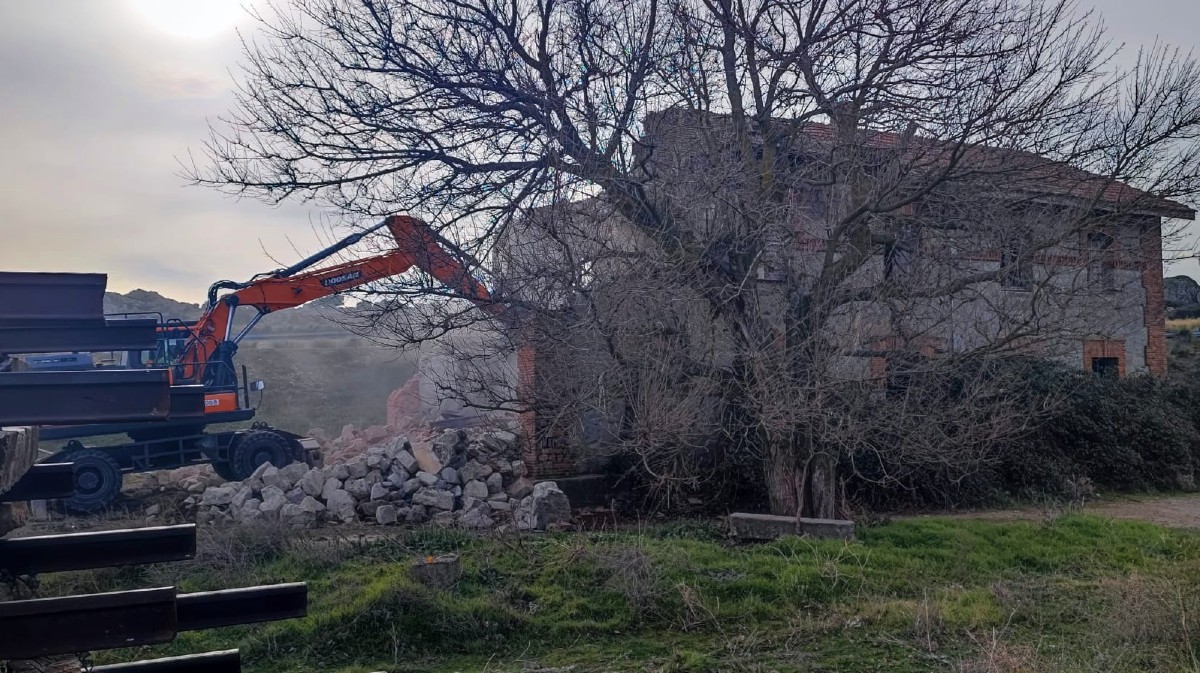 Demolición del edifico anexo de la estacion de Mingorría,