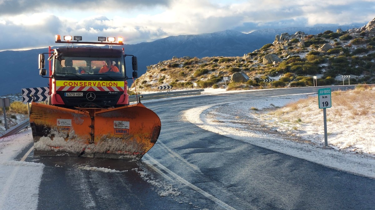 Nieve en la carretera AV-941 el sábado por la mañana.