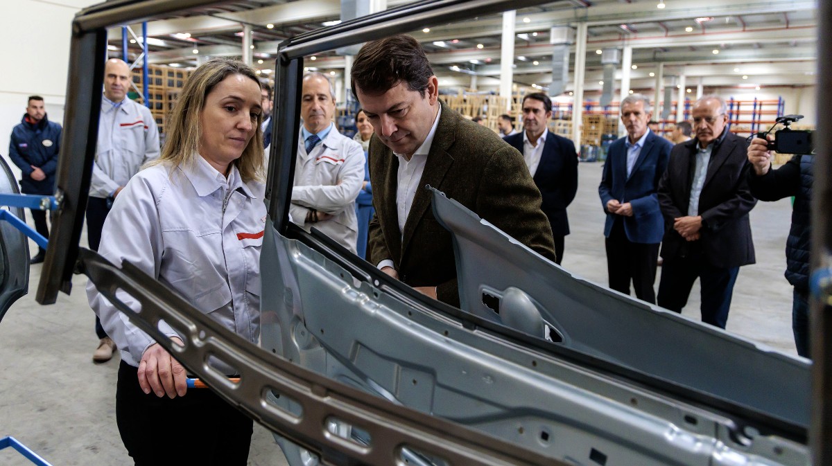 La directora de Nissan Ávila muestra las piezas que se fabrican al presidente de la Junta.