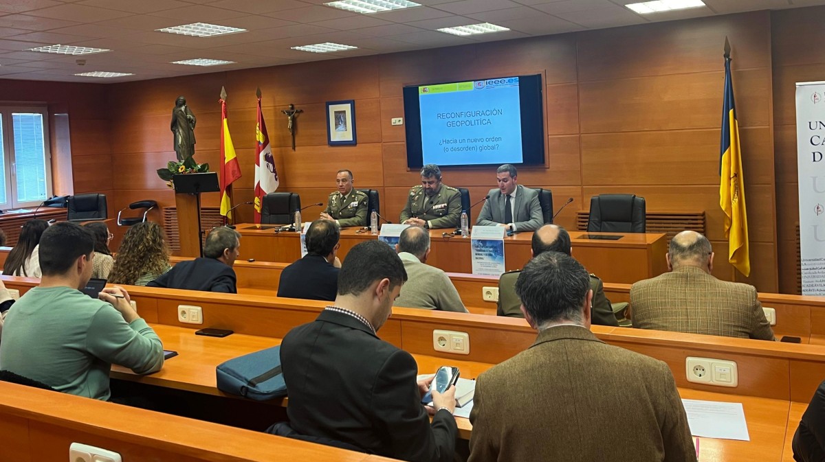 Primera ponencia del I Ciclo de Conferencias ‘Panorama estratégico mundial y defensa nacional’ en la UCAV.