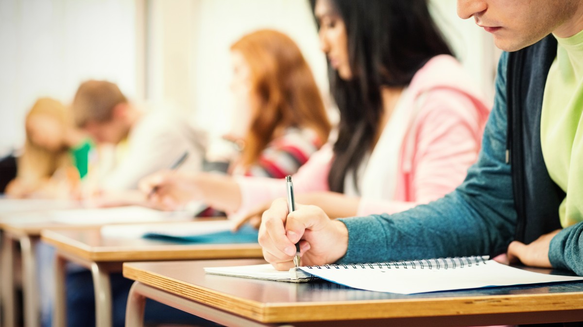 Estudiantes en un aula.