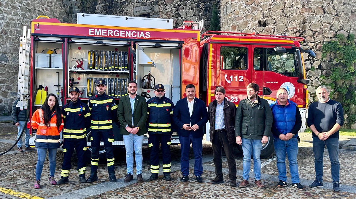 Entrega de un camión autobomba al Ayuntamiento de Arenas.