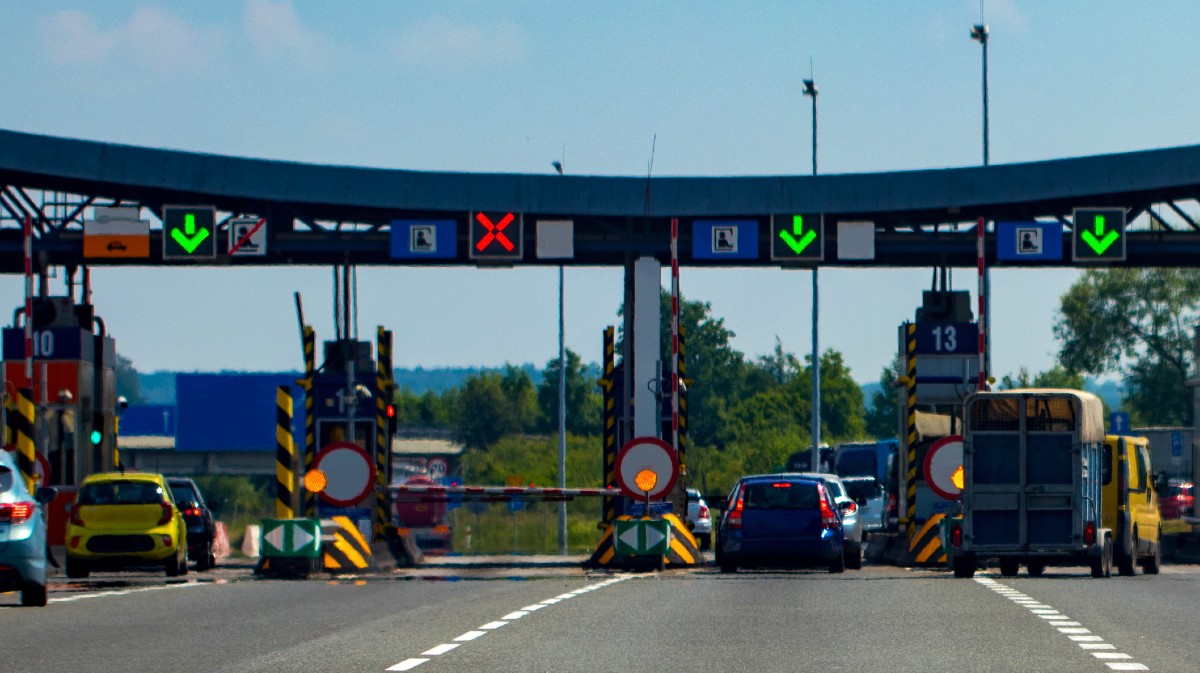 Imagen de archiobo de un peje en una autopista.