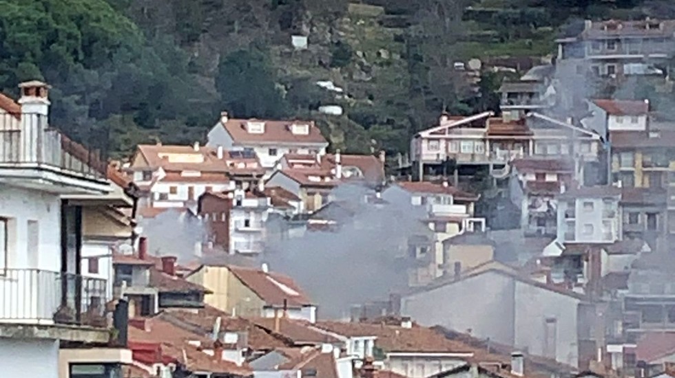 Incendio de una vivienda en el casco urbano de Pedro Bernardo.