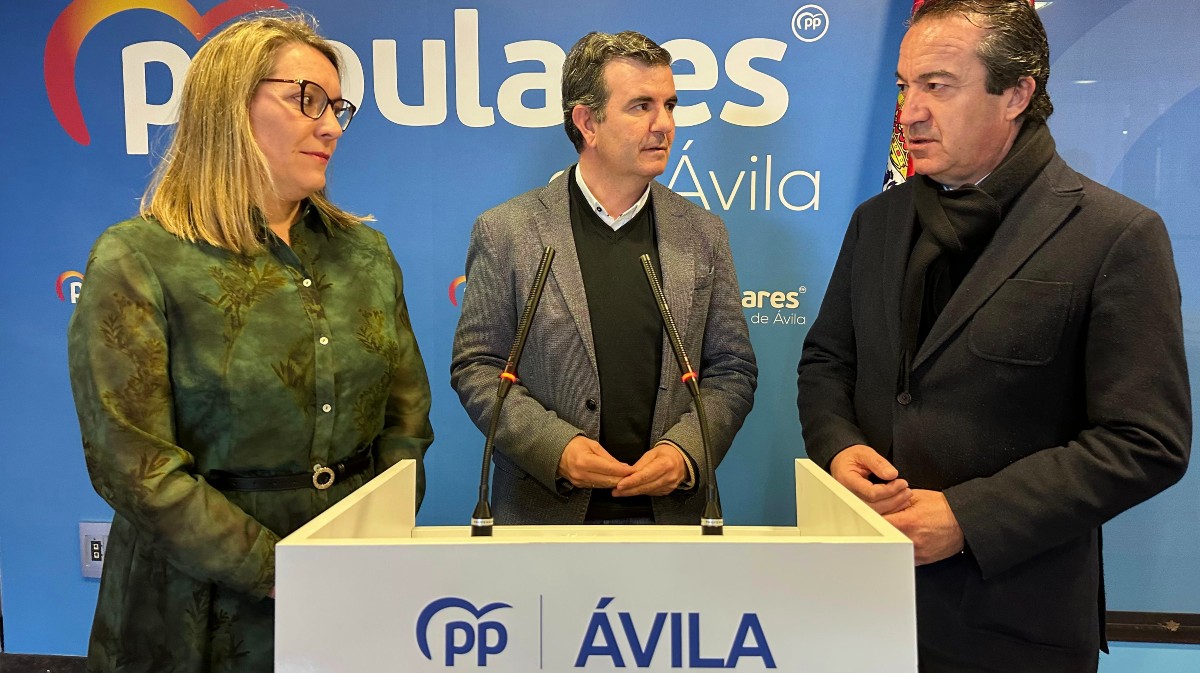 Piedad Sánchez. Juan Pablo Martín y Vidal Galicia senadores del PP, en rueda de prensa.