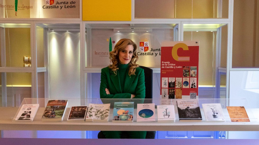 La viceconsejera de Acción Cultural, Mar Sancho, con los libros finalistas del Premio de la Crítica de Castilla y León.