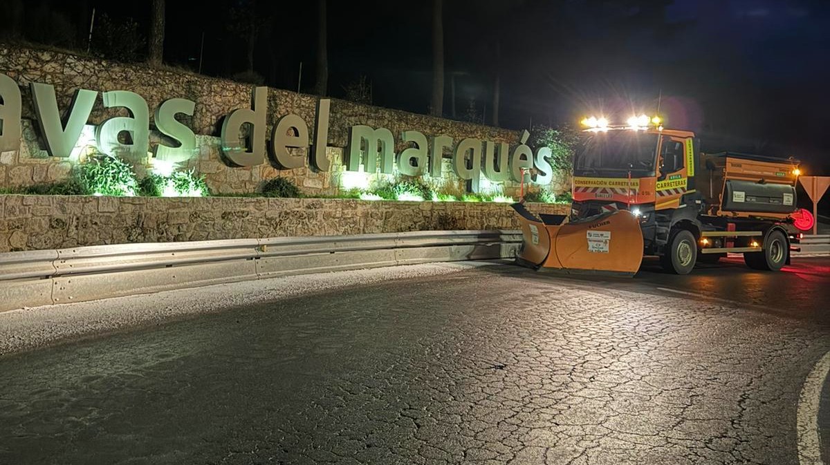Quitanieves en la CL-505 en la madrugada del sábado.