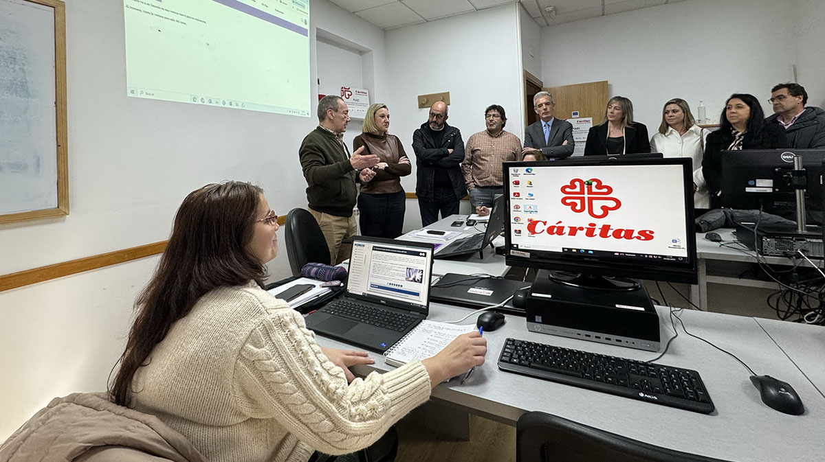 La consejera de Familia e Igualdad de Oportunidades, Isabel Blanco, visita el itinerario de Cáritas Ávila