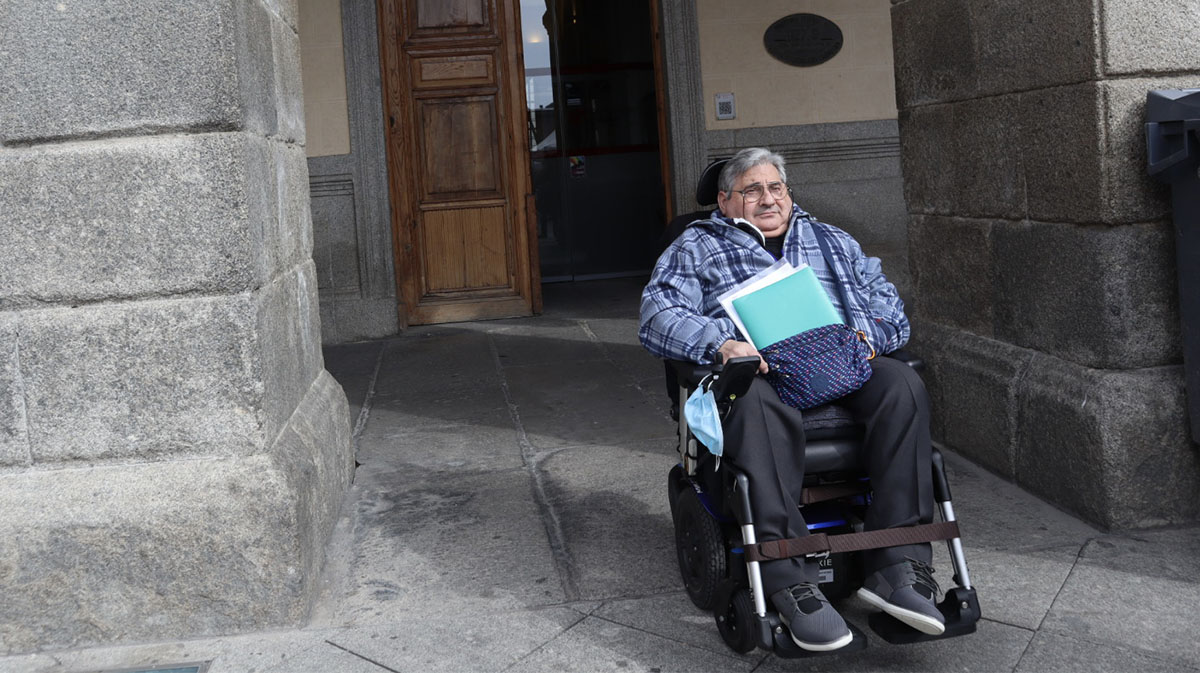 Lorenzo Ruivalde Peña, representante de AUSAD, frente al Ayuntamiento de Ávila