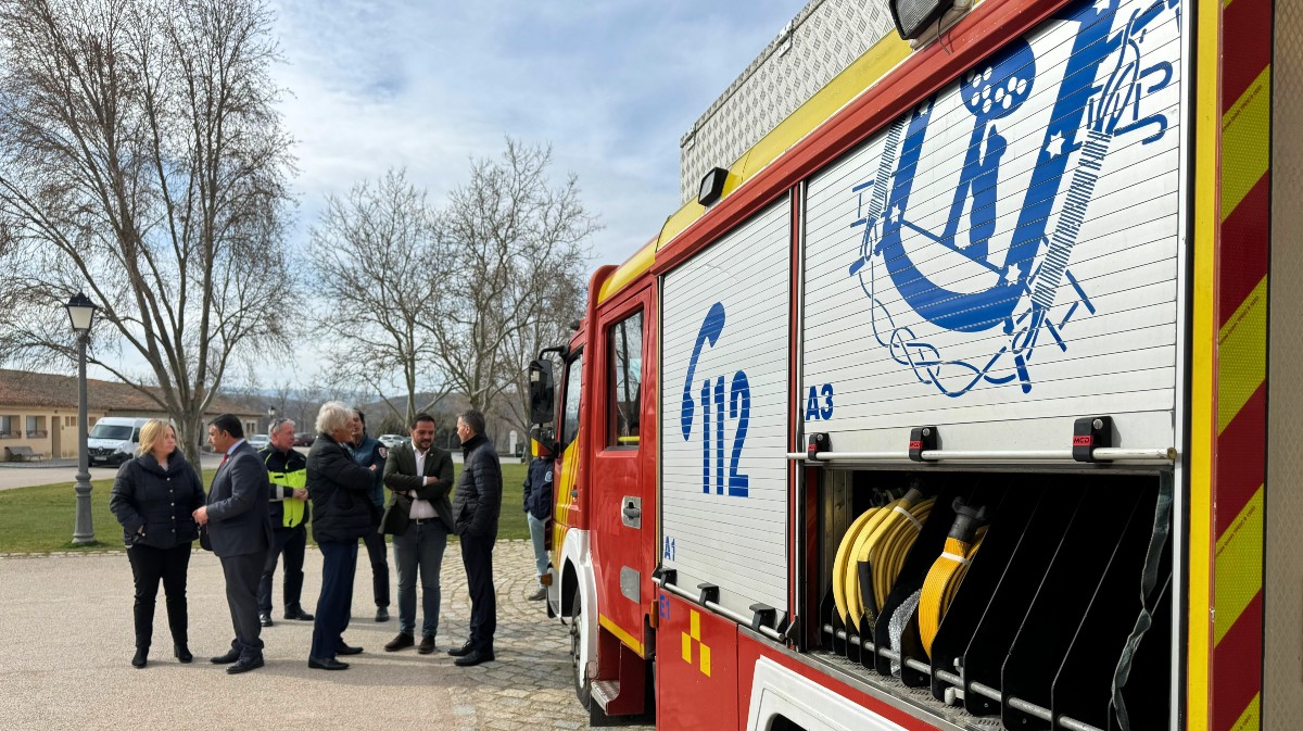 El Ayuntamiento de Madrid dona un camión de bomberos a la Diputación de Ávila.