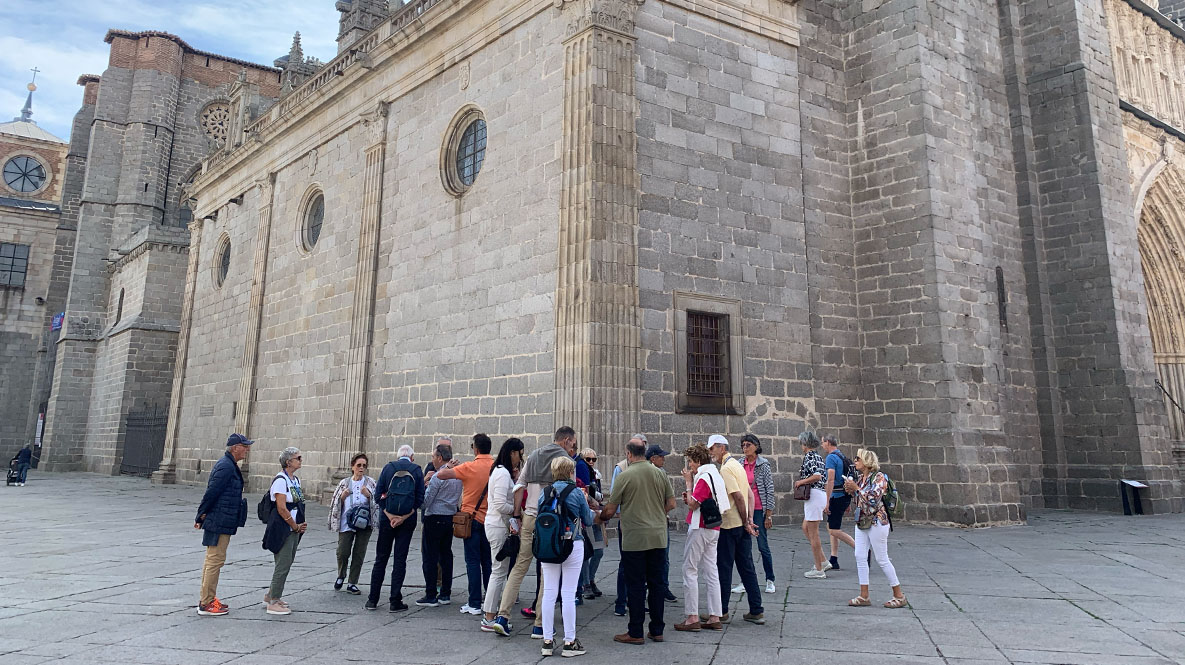 Turistas por la catedral de Ávila