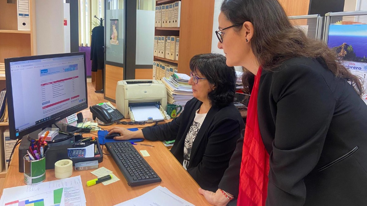 La teniente de alcalde de Empleo, Sonsoles Prieto, observa el funcionamiento del Portal de Intermediación Laboral.