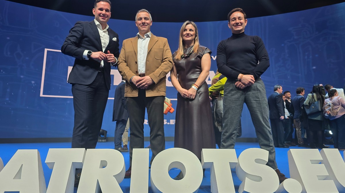 José Antonio Palomo (segundo izxquierda) junto con los concejales de Vox en la cumbre de Patriots.