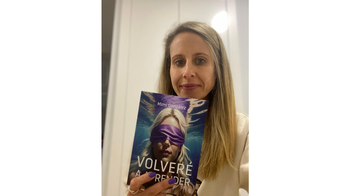 La escritura Miriam, con su nuevo libro