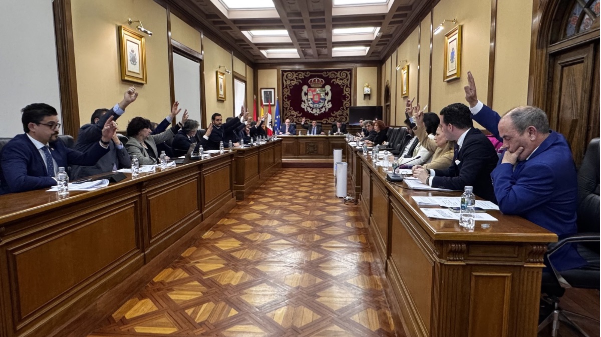 VÍDEO | El pleno de la Diputación exige al Ministerio de Transportes reducir el tiempo de viaje entre Ávila y Madrid