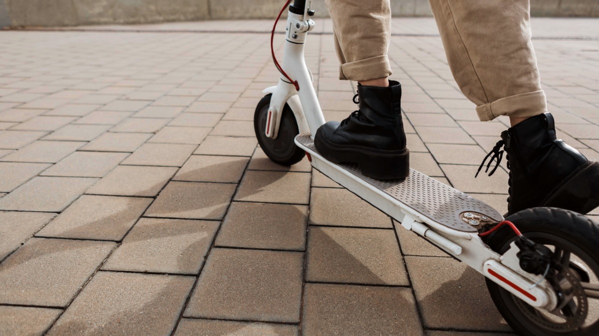 Herido un joven tras el choque entre un turismo y un patinete