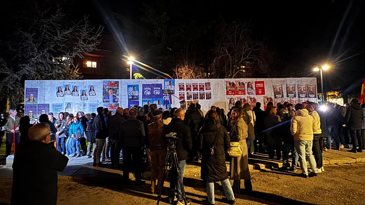Pegada de carteles en &Aacute;vila en el comienzo de la campa&ntilde;a electoral.