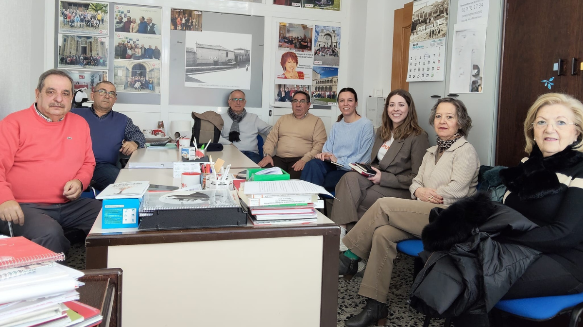 Cristina Pindado con los responsables de las &aacute;reas de jubilados de CCOO y UGT &Aacute;vila.