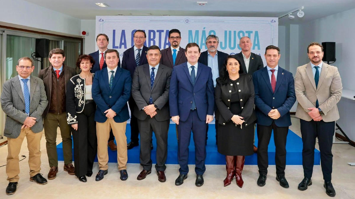 Ma&ntilde;ueco con el presidente de la Diputaci&oacute;n de &Aacute;vila. Carlos Garc&iacute;a, y los diputados provinciales del PP.