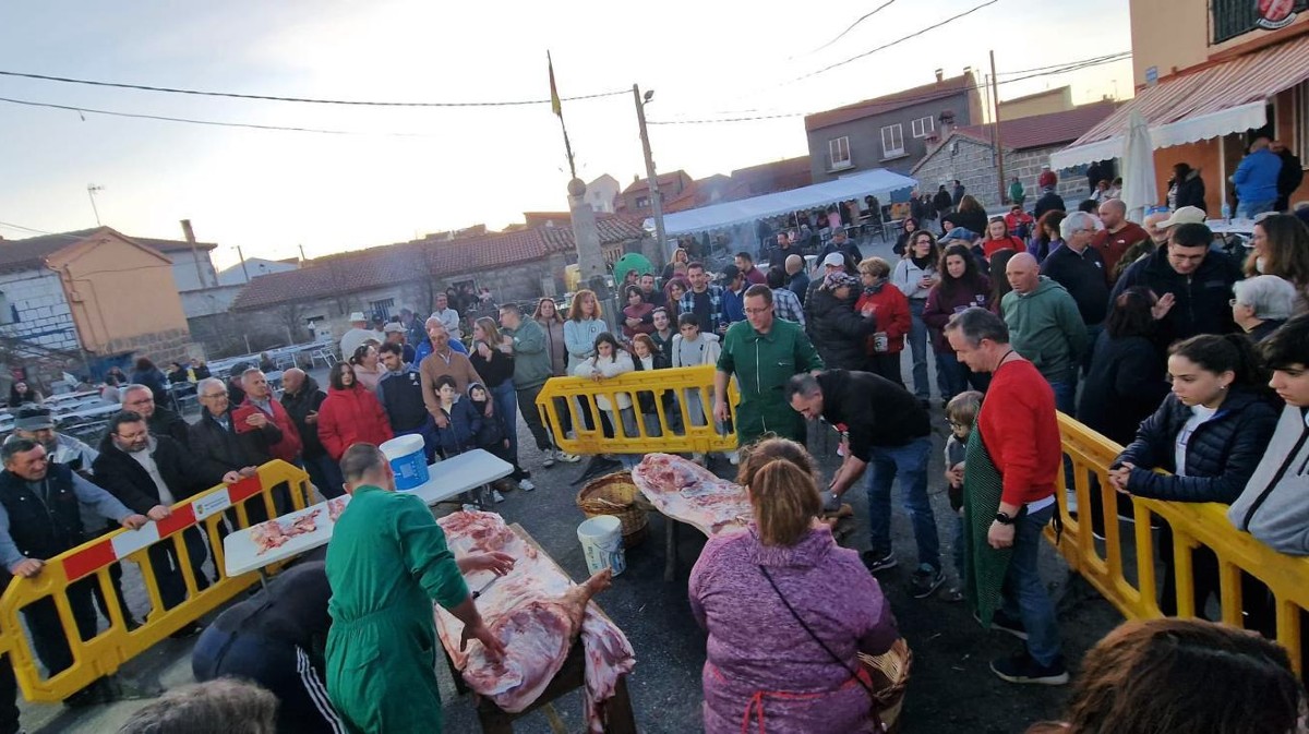 La matanza tradicional une a vecinos y visitantes en Baterna