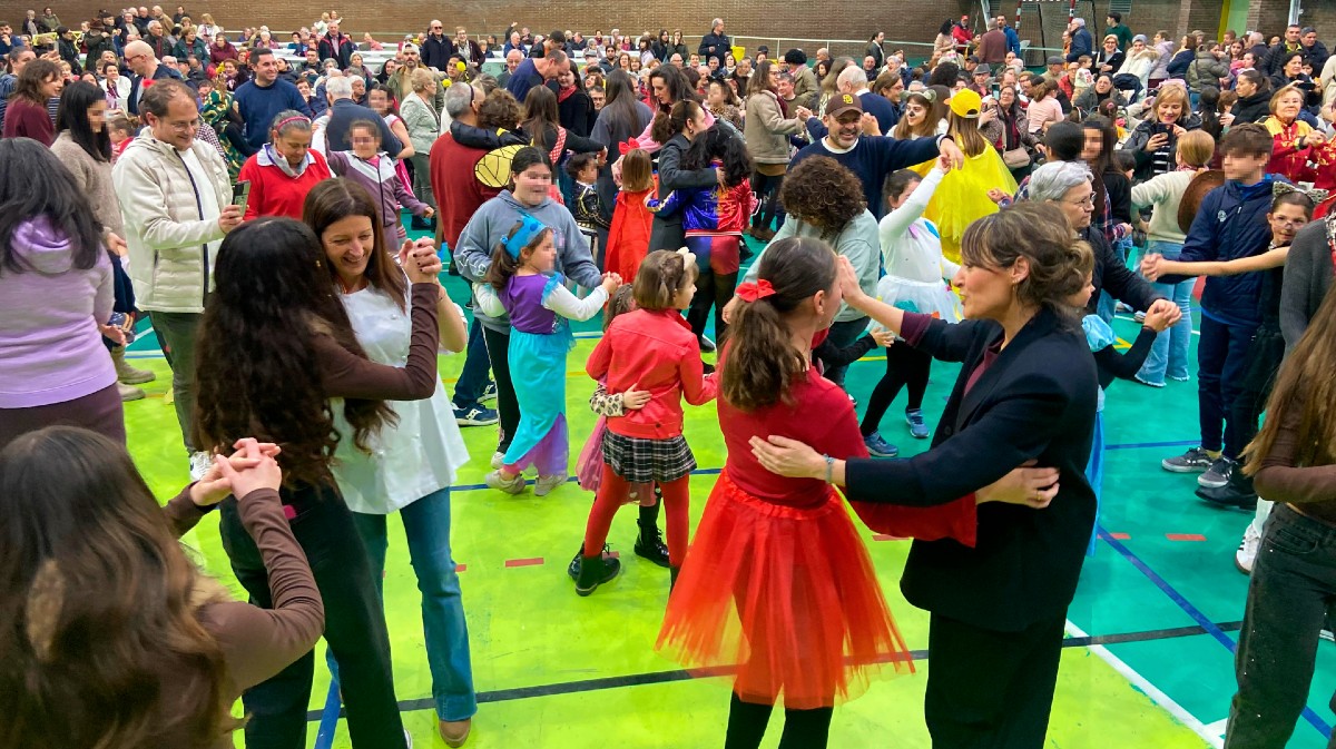 Más de 1.000 raciones de chocolate con churros en una fiesta intergeneracional