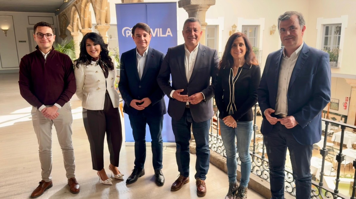 Los cuatro primeros candidatos del PP con el presidente y secretario del partido.