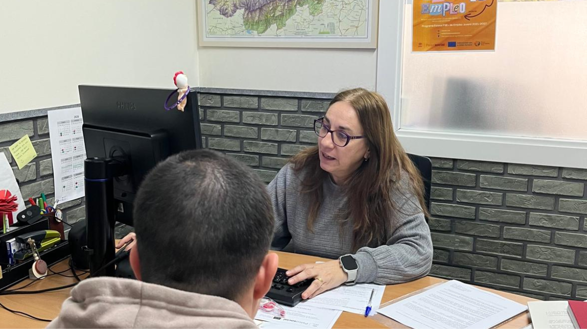 Una profesional de Faema asesora a uno de los participantes del programa.