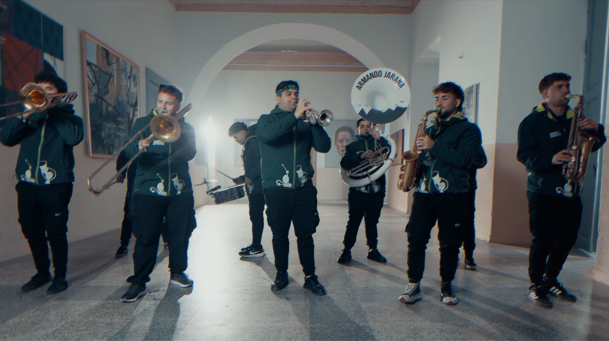 Los integrantes de la Charanga Armando Jarana durante el rodaje de su v&iacute;deo conmemorativo.