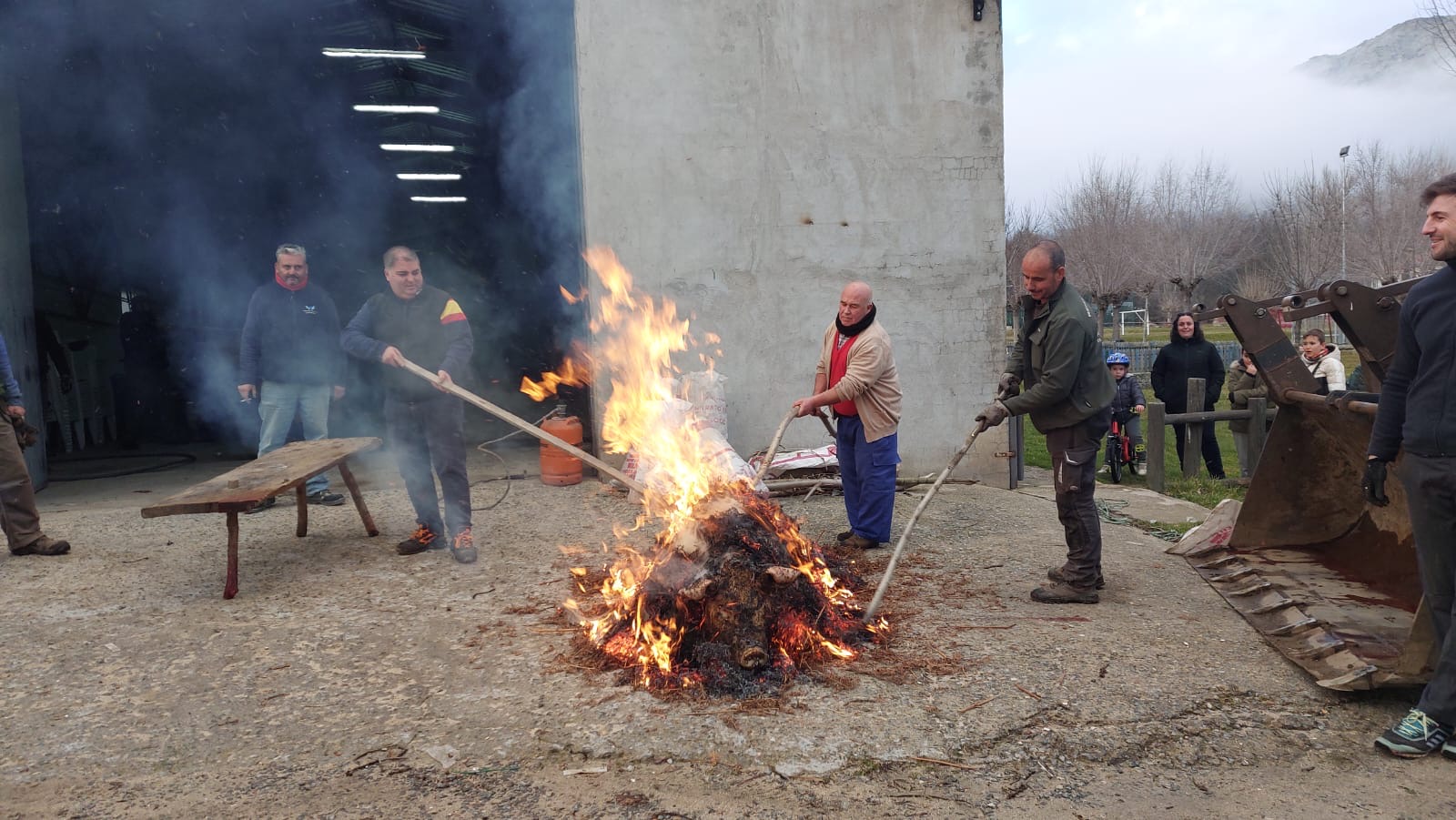Navarredondilla revive el rito de la matanza para proteger sus raíces