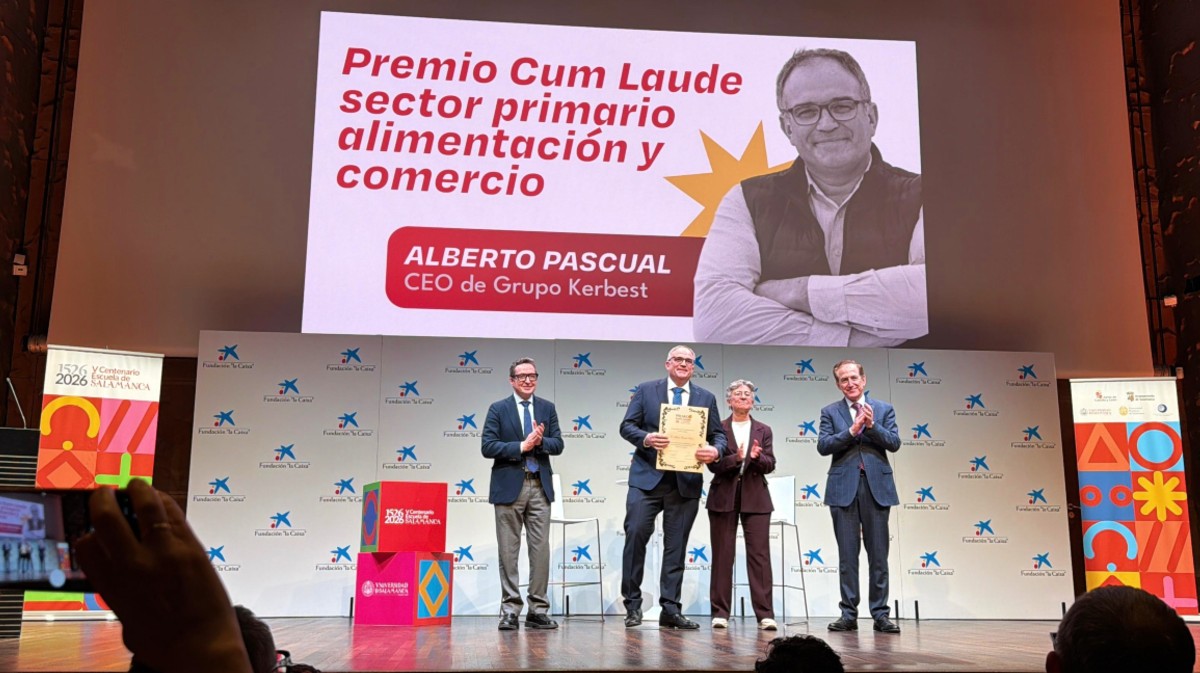 Alberto Pascual, del Grupo Kerbest, recibe el premio de Empresas Amigas de la USAL.
