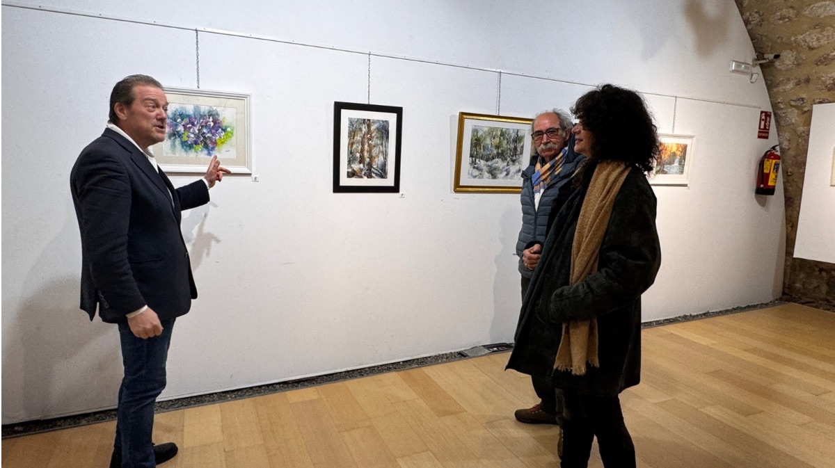 El concejal &Aacute;ngel S&aacute;nchez hablando con los artistas