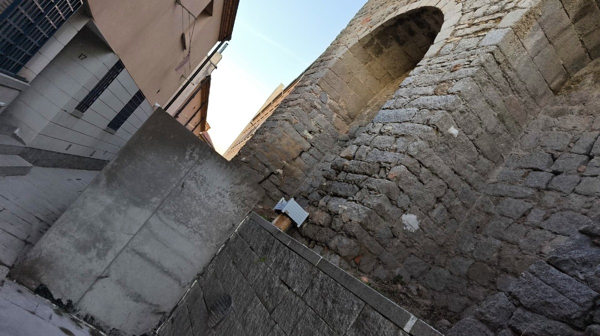 FOTOS | Refuerzo de urgencia de seguridad en el muro en las Covachuelas