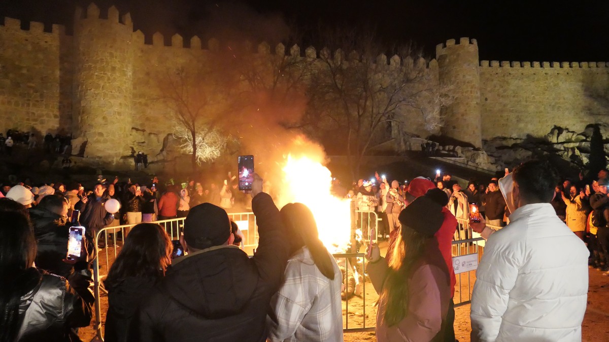 Sudamericanos celebran en &Aacute;vila la Nochevieja con la quema de monigotes en 2023.