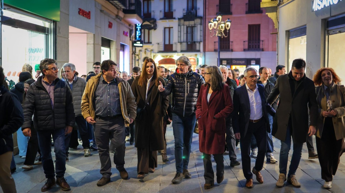 Carlos Mart&iacute;nez, junto con los candidatos del PSOE, ante del mitin en &Aacute;vila.