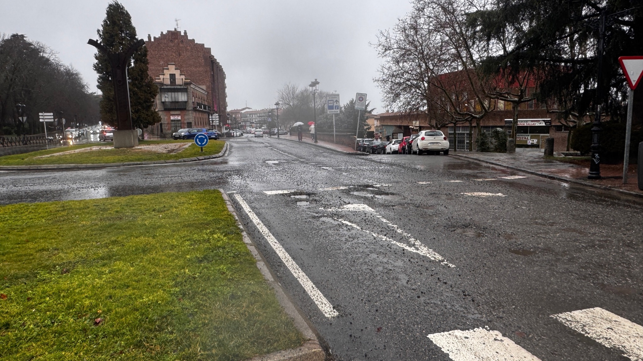 Asfalto deteriorado en la avenida de Madrid.