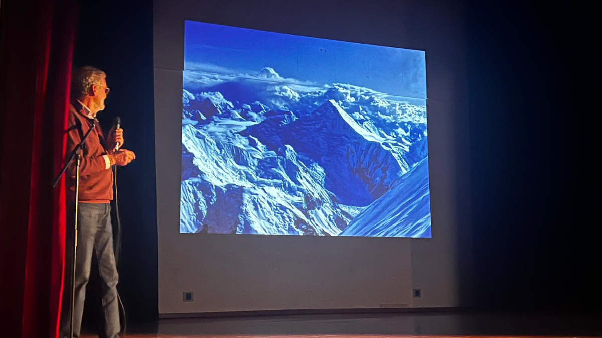 El ge&oacute;logo y alpinista Jer&oacute;nimo L&oacute;pez durante su conferencia sobre el Himalaya en el Centro Cultural Josefina Carabias.