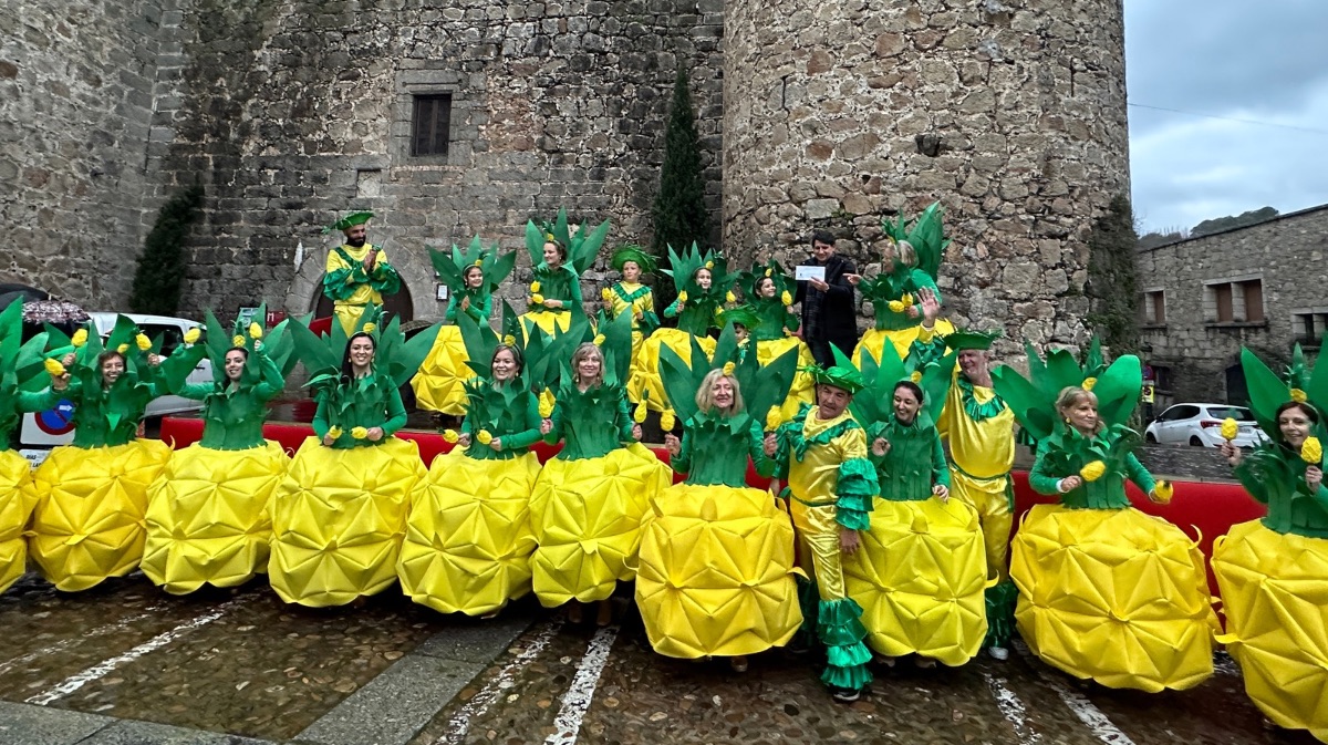 Primer premio al grupo familiar en el Carnaval de Arenas en 2025.