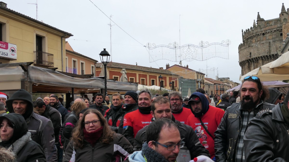 Imagen de archivo de gente en un acto festivo.