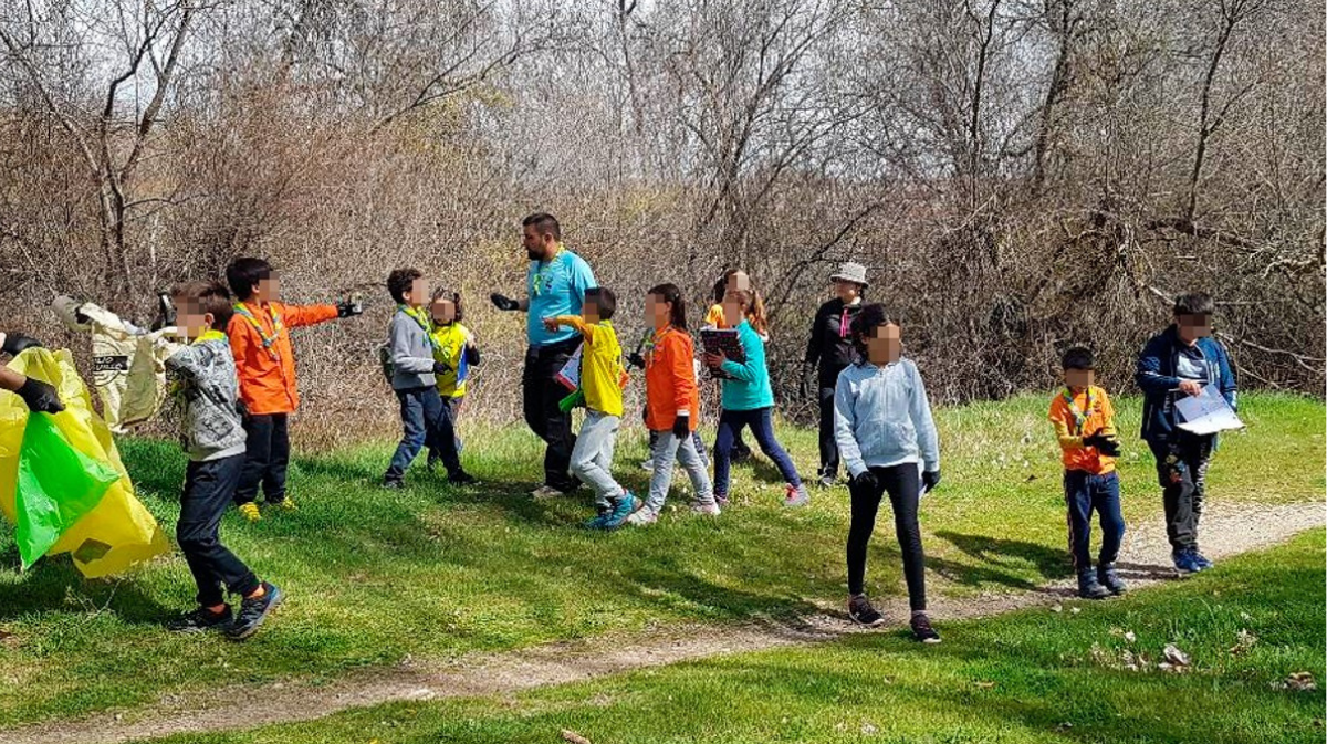 Ni&ntilde;os del Grupo Scout Gredos participan en una jornada de limpieza en El Soto.