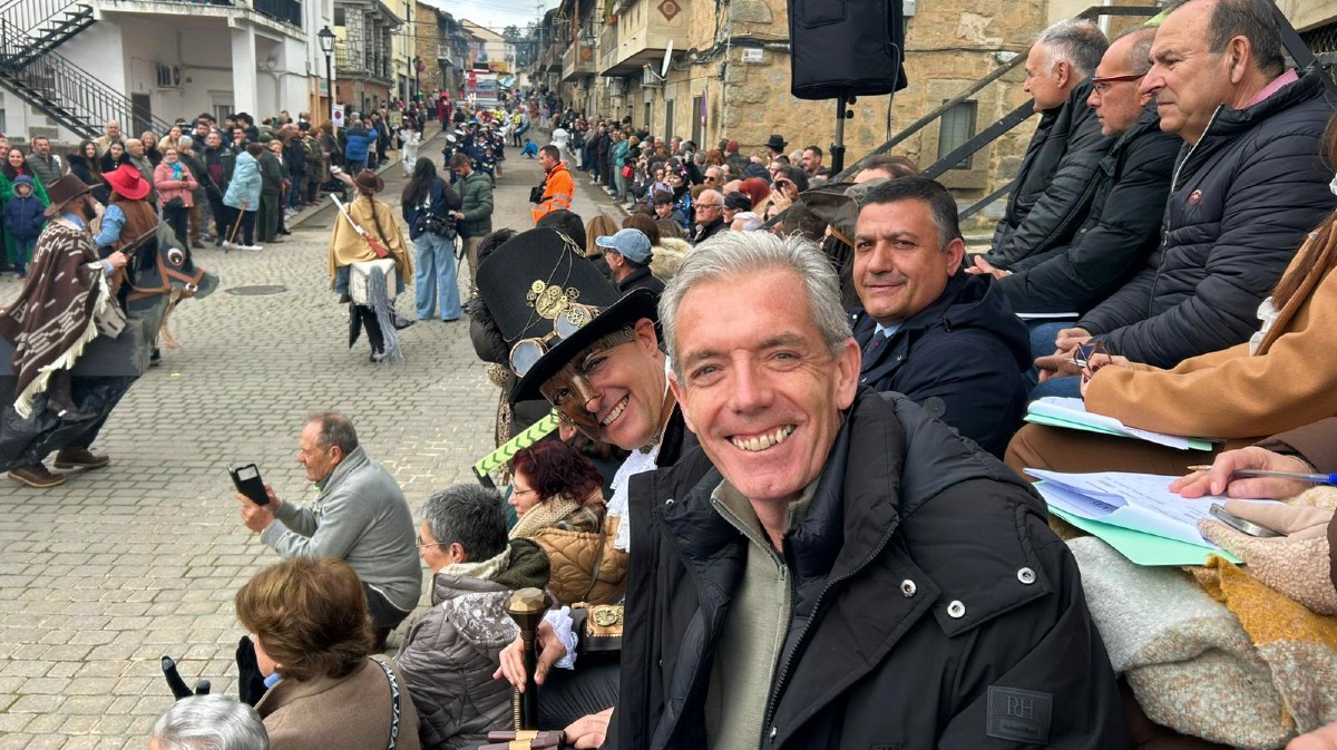 El delegado de la Junta y el presidente de la Diputaci&oacute;n en el Carnaval de Piedralaves.