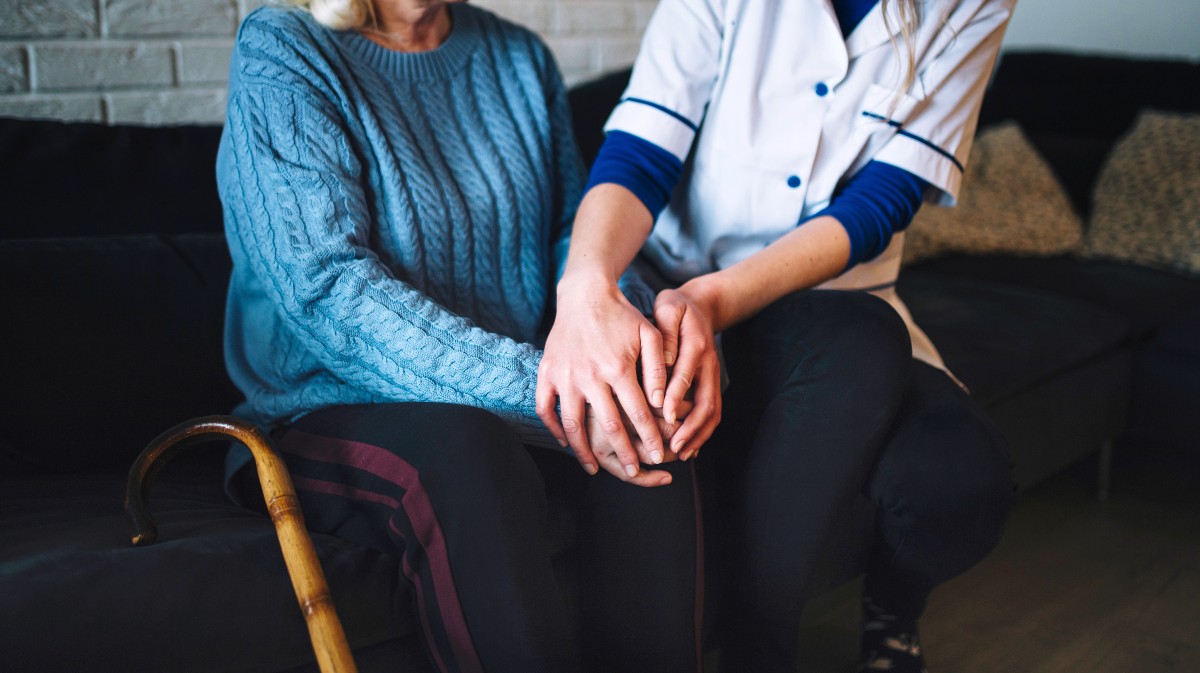 Imagen de archivo de una empleada de ayuda a domicilio con una persona mayor.