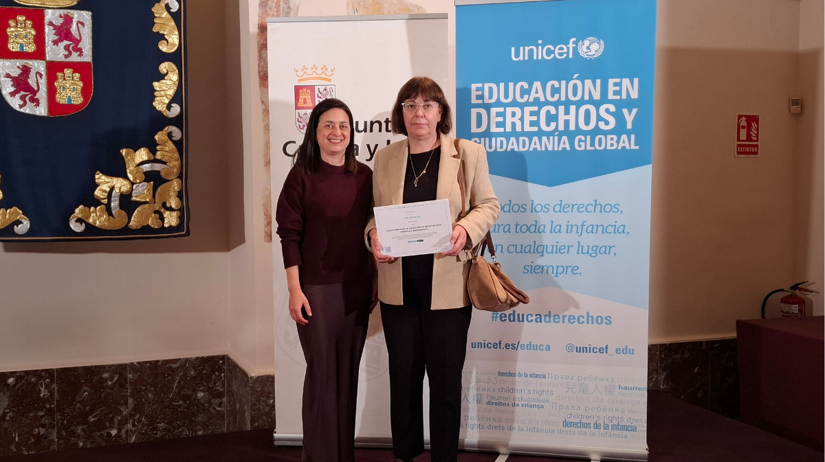 La directora del CEIP Cervantes, Sonsoles L&oacute;pez Hern&aacute;ndez (derecha), y la secretaria, Beatriz Cebri&aacute;n.