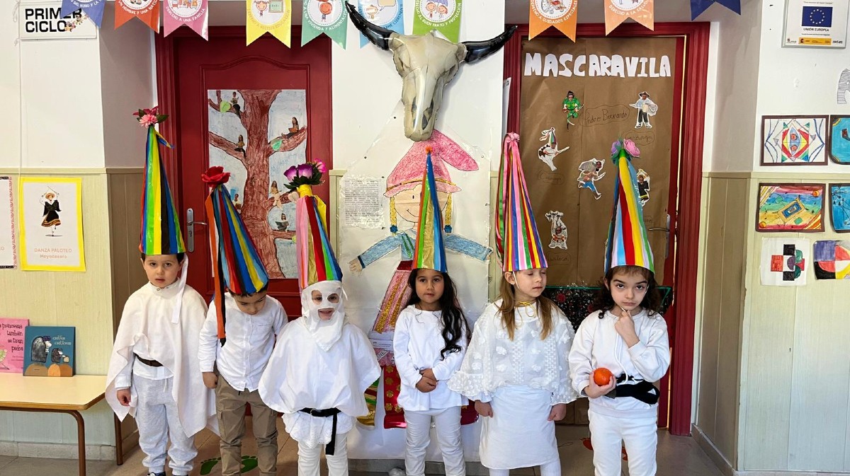 Mascarávila llega al CRA Las Torres, de Mijares y Gavilanes, para celebrar el carnaval