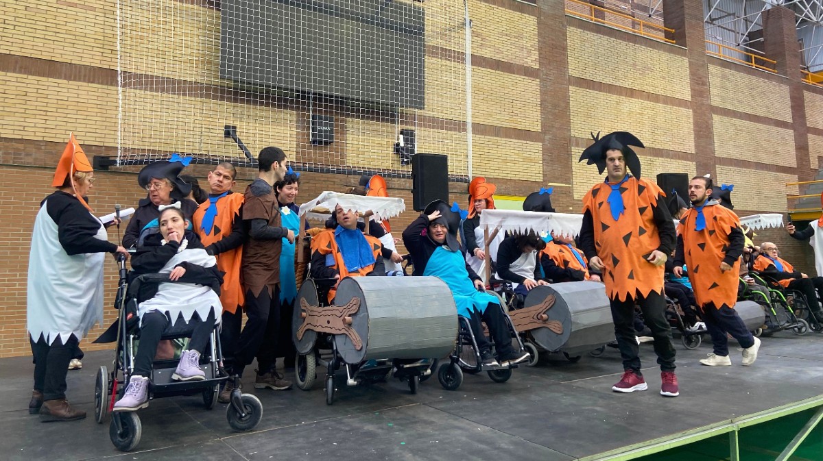 FOTOS | Los Picapiedra de Aspace ganan el concurso del Carnaval por la Dispacidad